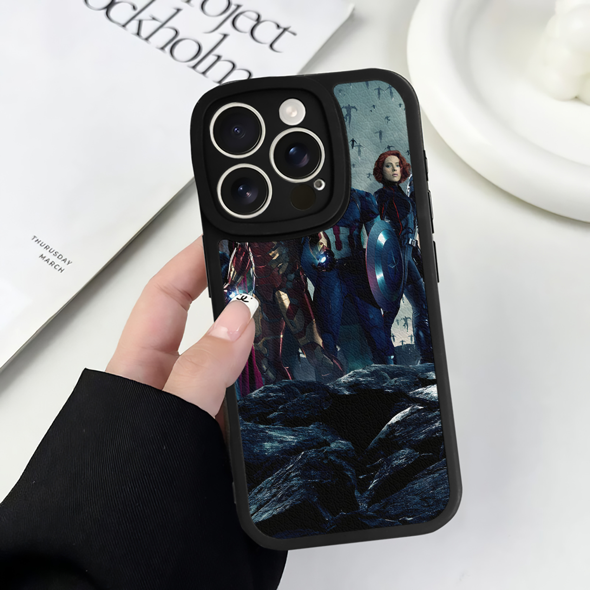 （画像用） アベンジャーズ The Avengers 【iPhone 16シリーズ対応】シリコンスマホケース（レザー調） 材質：シリコン